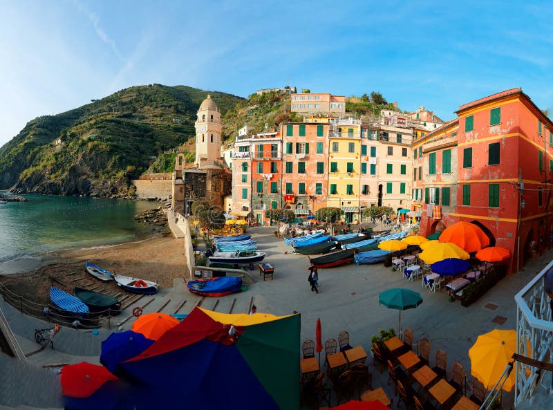 Τοπίο Vernazza, ένα χωριό παραλιών σε Cinque Terre, Ιταλία, με τα σπίτια που χρωματίζονται στα φωτεινά χρώματα στοκ φωτογραφία Τοπίο Vernazza, ένα χωριό παραλιών σε Cinque Terre, Ιταλία, με τα σπίτια που χρωματίζονται στα φωτεινά χρώματα στοκ φωτογραφία