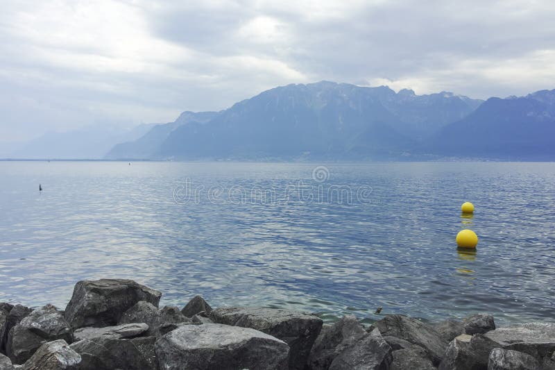 Τοπίο από την πόλη Vevey έως τη λίμνη Γενεύη Ελβετία. ΒΕΒΗ ΕΛΒΕΤΙΑ ΙΟΥΝΙΟΣ 19 ΙΟΥΝΙΟΥ 2023 : Εξοχικό τοριίο αριό την ριόλη Vevey έω τη λίνη Καντόνι Γενεύη του Vaud Ελβετία