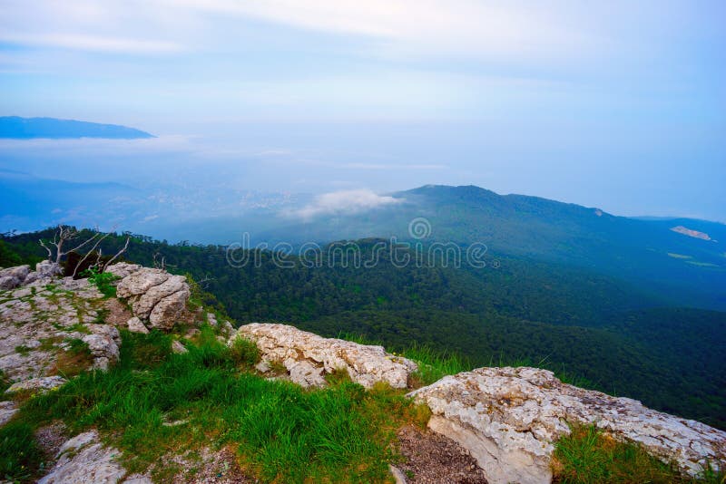 Τοπίο βουνών από το τοπ βουνό AI - Petri. Τοπίο βουνών από την κορυφή του βουνού AI - Petri