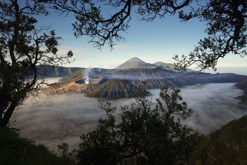 Τοπίο βουνών ηφαιστείων Bromo ένα πρωί με την υδρονέφωση, ανατολή Ja στοκ εικόνες Τοπίο βουνών ηφαιστείων Bromo ένα πρωί με την υδρονέφωση, ανατολή Ja στοκ εικόνες