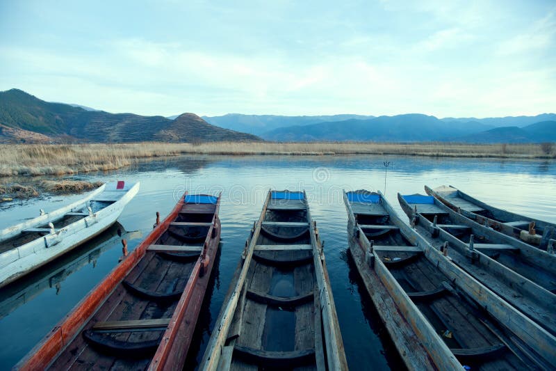 Τοπίο λιμνών της Κίνας Yunnan Lugu το χειμώνα στοκ φωτογραφίες
