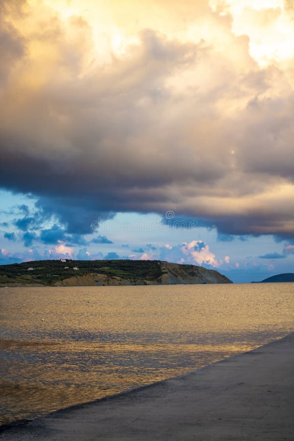 Τοπίο με τα μικρούς ελληνικούς νησιά και τους κόλπους στην Πελοπόννησο, Ελλάδα κοντά στην πόλη της Μεθώνης, προορισμός θερινών δι στοκ φωτογραφία με δικαίωμα ελεύθερης χρήσης Τοπίο με τα μικρούς ελληνικούς νησιά και τους κόλπους στην Πελοπόννησο, Ελλάδα κοντά στην πόλη της Μεθώνης, προορισμός θερινών δι στοκ φωτογραφία με δικαίωμα ελεύθερης χρήσης