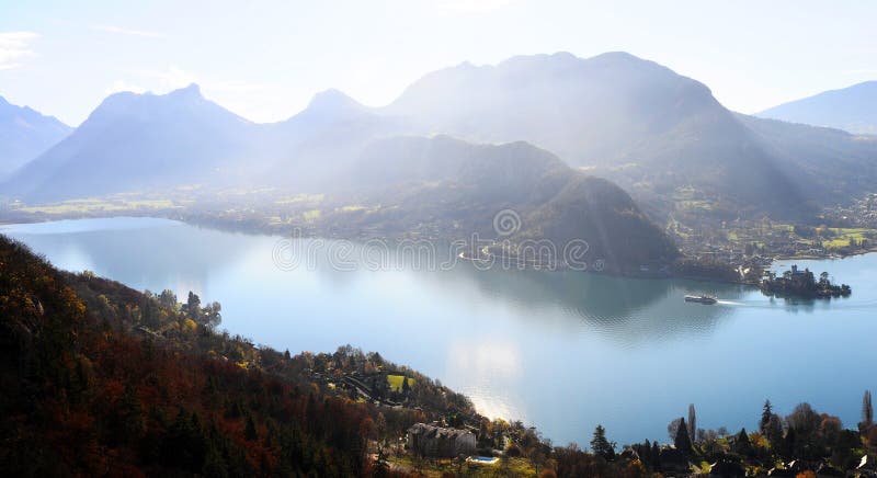 Τοπίο της λίμνης του Annecy στη Γαλλία στοκ εικόνες Τοπίο της λίμνης του Annecy στη Γαλλία στοκ εικόνες