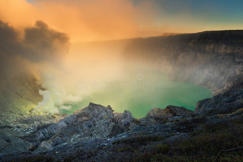 Τοπίο του κρατήρα Ινδονησία Kawah Ijen στην ανατολή , Όμορφη σκηνή του φυσικού κρατήρα ηφαιστείων Ijen, ταξίδι ταξιδιών στοκ φωτογραφία με δικαίωμα ελεύθερης χρήσης