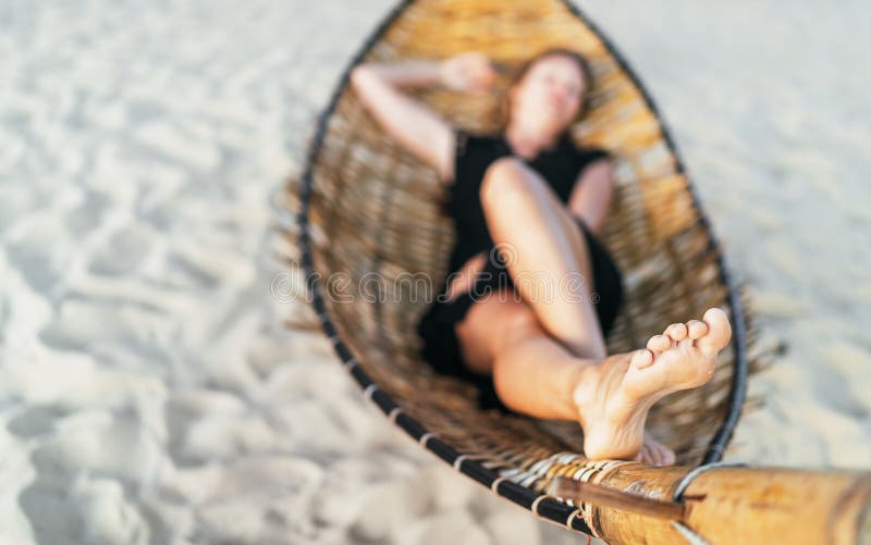 Τοπική γυναίκα εστίασης που βρίσκεται στην εικόνα ποδιών αιωρών Δερμάτων πόδια έννοιας υγείας στοκ εικόνα με δικαίωμα ελεύθερης χρήσης Τοπική γυναίκα εστίασης που βρίσκεται στην εικόνα ποδιών αιωρών Δερμάτων πόδια έννοιας υγείας στοκ εικόνα με δικαίωμα ελεύθερης χρήσης