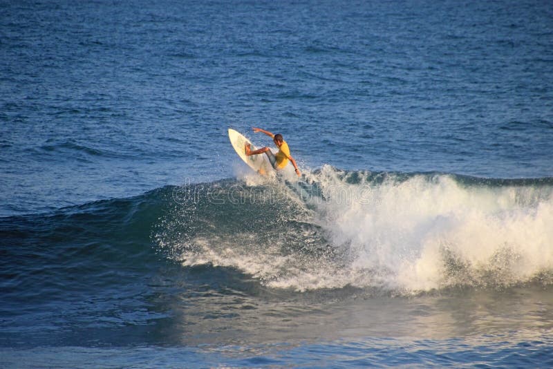 Τοπικό surfer στο κύμα, παραλία EL Zonte, Ελ Σαλβαδόρ στοκ εικόνα με δικαίωμα ελεύθερης χρήσης