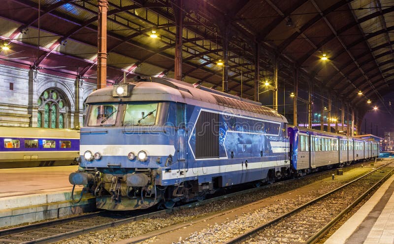 Τοπικός το τραίνο στο σταθμό του Στρασβούργου στοκ φωτογραφία με δικαίωμα ελεύθερης χρήσης