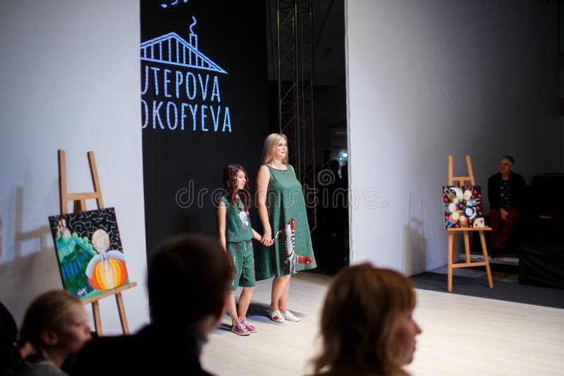 Τοποθέτηση μητέρων και κορών στο διάδρομο κατά τη διάρκεια της λευκορωσικής εβδομάδας μόδας στοκ φωτογραφίες με δικαίωμα ελεύθερης χρήσης Τοποθέτηση μητέρων και κορών στο διάδρομο κατά τη διάρκεια της λευκορωσικής εβδομάδας μόδας στοκ φωτογραφίες με δικαίωμα ελεύθερης χρήσης