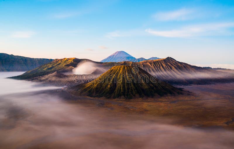 Τοποθετήστε Bromo με την υδρονέφωση και την ομίχλη στοκ εικόνα με δικαίωμα ελεύθερης χρήσης Τοποθετήστε Bromo με την υδρονέφωση και την ομίχλη στοκ εικόνα με δικαίωμα ελεύθερης χρήσης