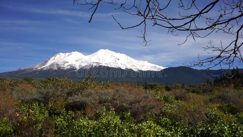 Τοποθετήστε τους μπλε ουρανούς Shasta πανοραμικούς