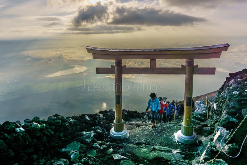 ΤΟΠΟΘΕΤΗΣΤΕ το ΦΟΎΤΖΙ, YAMANASHI, ΙΑΠΩΝΊΑ - 25 Ιουλίου 2017: Torii πάνω από το Φ στοκ φωτογραφίες με δικαίωμα ελεύθερης χρήσης