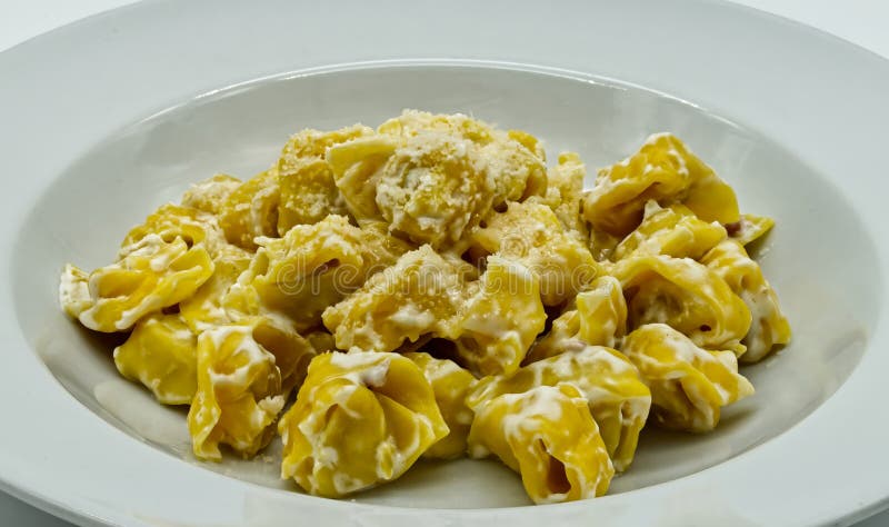 τορτελλίνι αλά πάννα με τυρί parmigiano reggiano σε λευκό πιάτο. στοκ εικόνες με δικαίωμα ελεύθερης χρήσης