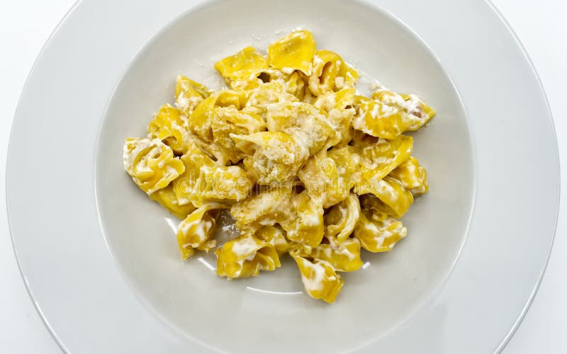 τορτελλίνι αλά πάννα με τυρί parmigiano reggiano σε λευκό πιάτο. στοκ φωτογραφία με δικαίωμα ελεύθερης χρήσης