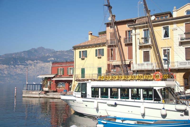 τουρίστας λιμενικού malcesine βαρκών στοκ εικόνα