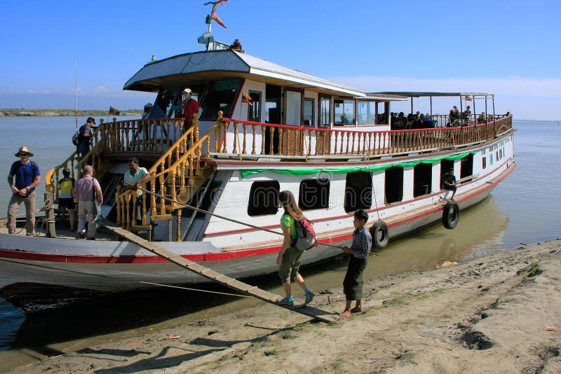 Τουρίστας που παίρνει σε μια βάρκα σε Mingun, Mandalay, το Μιανμάρ στοκ φωτογραφία με δικαίωμα ελεύθερης χρήσης Τουρίστας που παίρνει σε μια βάρκα σε Mingun, Mandalay, το Μιανμάρ στοκ φωτογραφία με δικαίωμα ελεύθερης χρήσης