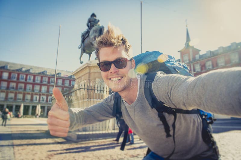 Τουρίστας σπουδαστών backpacker που παίρνει selfie τη φωτογραφία με το κινητό τηλέφωνο υπαίθρια στοκ φωτογραφίες