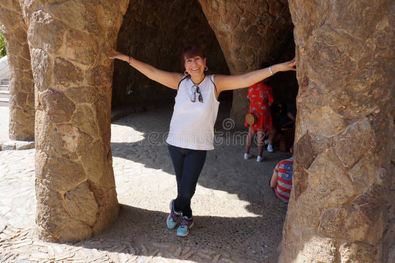 Τουρίστας στις πέτρινες στήλες Guell πάρκων στη Βαρκελώνη στοκ φωτογραφία με δικαίωμα ελεύθερης χρήσης