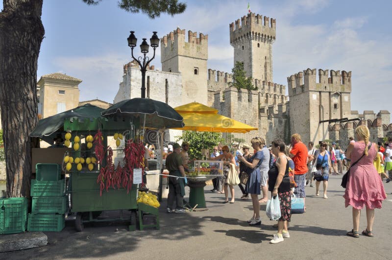 Τουρίστες σε Sirmione στοκ φωτογραφίες Τουρίστες σε Sirmione στοκ φωτογραφίες
