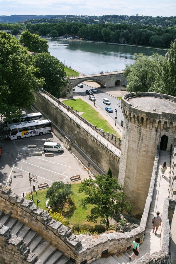 Τουρίστες στον τοίχο Palais des Papes σε Αβινιόν στοκ εικόνες Τουρίστες στον τοίχο Palais des Papes σε Αβινιόν στοκ εικόνες
