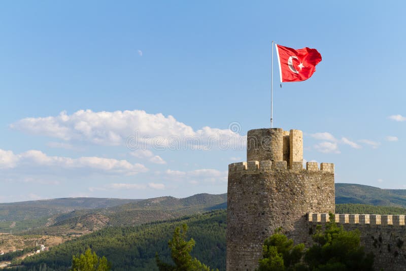 Τουρκική σημαία που κυματίζει στον αέρα στο κάστρο Boyabat στοκ φωτογραφίες με δικαίωμα ελεύθερης χρήσης Τουρκική σημαία που κυματίζει στον αέρα στο κάστρο Boyabat στοκ φωτογραφίες με δικαίωμα ελεύθερης χρήσης