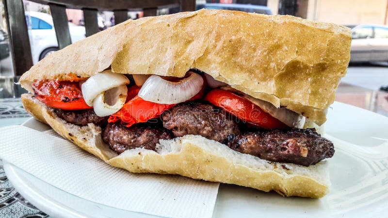 Τουρκικό Kofte Ekmek/σάντουιτς κεφτών με τις ντομάτες, το κρεμμύδι και το πράσινο πιπέρι στοκ φωτογραφία με δικαίωμα ελεύθερης χρήσης