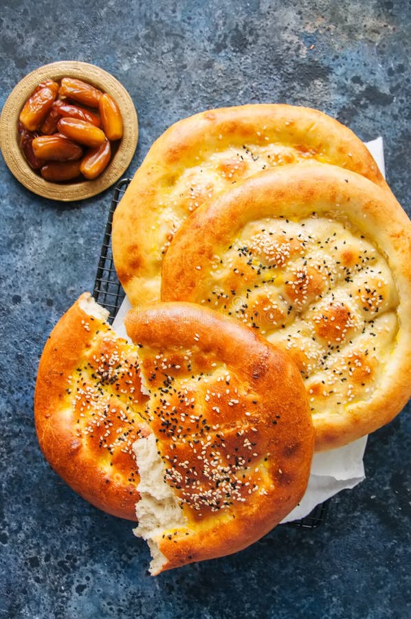 Τουρκικό ramazan pidesi - παραδοσιακά τουρκικά ramadan flatbreads στοκ εικόνα με δικαίωμα ελεύθερης χρήσης Τουρκικό ramazan pidesi - παραδοσιακά τουρκικά ramadan flatbreads στοκ εικόνα με δικαίωμα ελεύθερης χρήσης