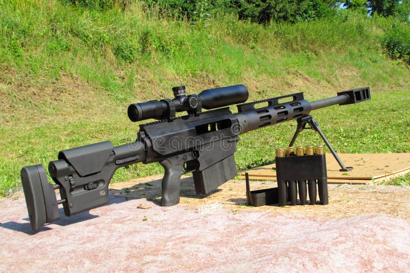Τουφέκι ελεύθερων σκοπευτών caliber 50 BMG με τα πυρομαχικά στοκ εικόνα με δικαίωμα ελεύθερης χρήσης Τουφέκι ελεύθερων σκοπευτών caliber 50 BMG με τα πυρομαχικά στοκ εικόνα με δικαίωμα ελεύθερης χρήσης