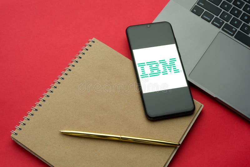 Τούλα, Ρωσία - 06 δεκεμβρίου 2019: Το λογότυπο IBM που είναι ορατό στο πληκτρολόγιο με το smartphone στην οθόνη Κόκκινο φόντο γρα στοκ εικόνες με δικαίωμα ελεύθερης χρήσης Τούλα, Ρωσία - 06 δεκεμβρίου 2019: Το λογότυπο IBM που είναι ορατό στο πληκτρολόγιο με το smartphone στην οθόνη Κόκκινο φόντο γρα στοκ εικόνες με δικαίωμα ελεύθερης χρήσης
