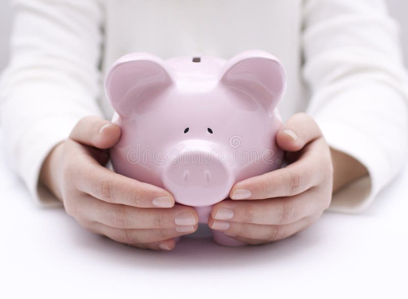 Τράπεζα Piggy που προστατεύεται με το χέρι στοκ εικόνες Τράπεζα Piggy που προστατεύεται με το χέρι στοκ εικόνες
