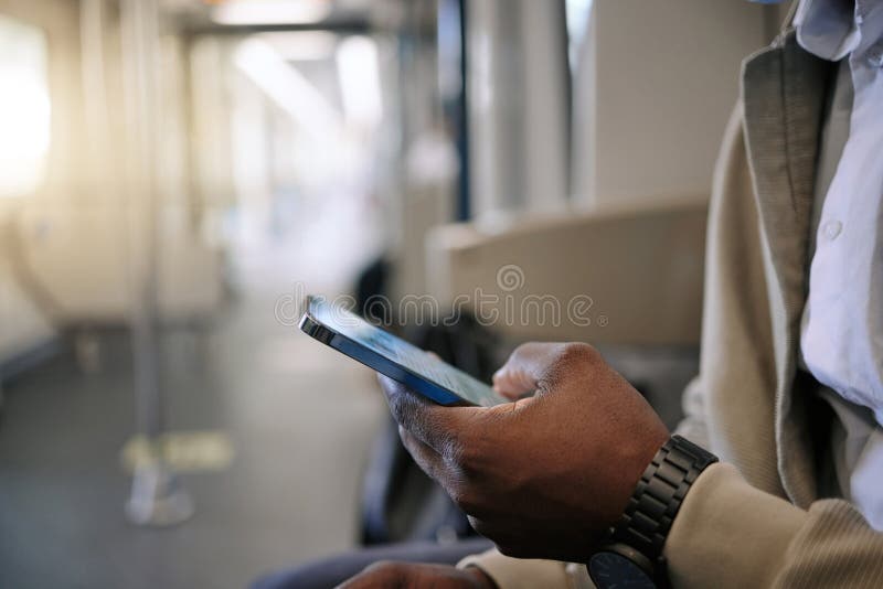 τρένο ταξιδίου και χέρια ανθρώπου με πληκτρολόγηση τηλεφώνου και έλεγχο του ηλεκτρονικού προγράμματος σύνδεσης. σιδηροδρομικές δημ στοκ φωτογραφία με δικαίωμα ελεύθερης χρήσης