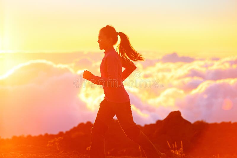 Τρέξιμο - δρομέων γυναικών στο ηλιοβασίλεμα