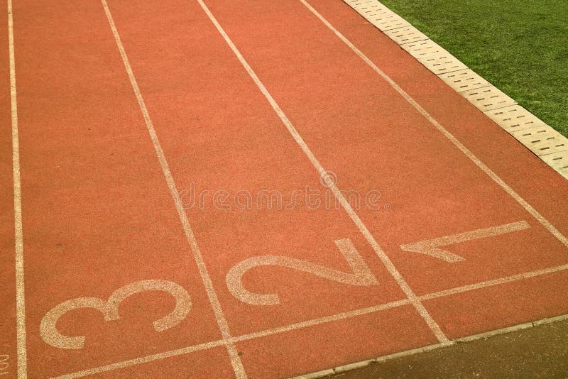 Τρέχοντας διαδρομή γύρω από το αγωνιστικό χώρο ποδοσφαίρου στοκ εικόνες Τρέχοντας διαδρομή γύρω από το αγωνιστικό χώρο ποδοσφαίρου στοκ εικόνες
