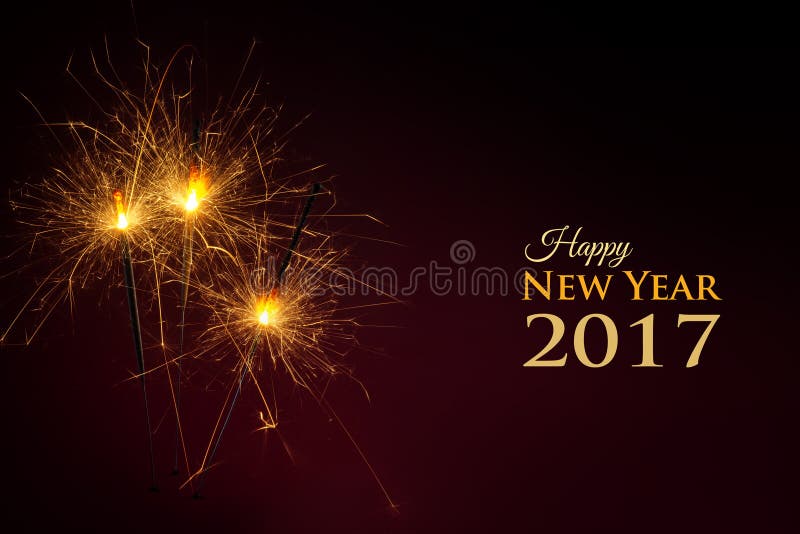 Τρία sparklers που καίνε σε ένα σκούρο κόκκινο κλίμα, κόμμα con στοκ εικόνες Τρία sparklers που καίνε σε ένα σκούρο κόκκινο κλίμα, κόμμα con στοκ εικόνες