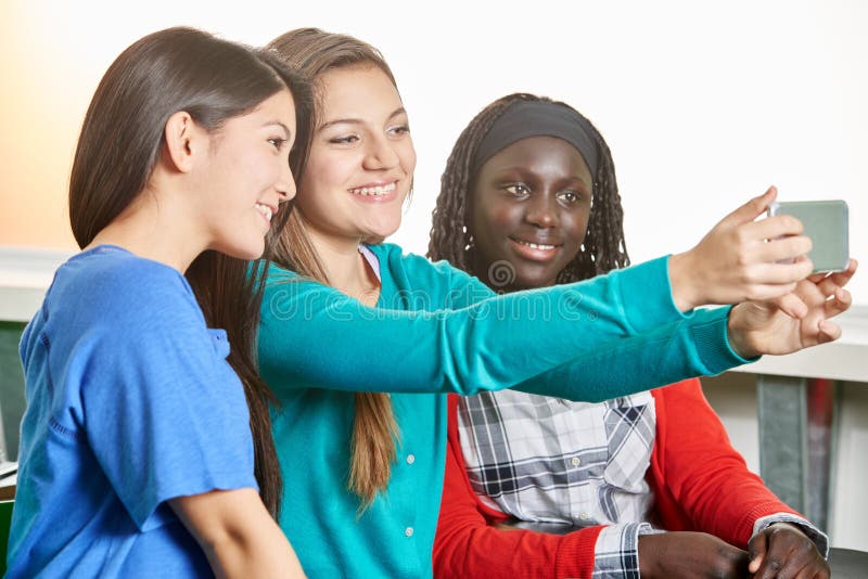 Τρία έφηβη που παίρνουν ένα selfie στοκ φωτογραφία με δικαίωμα ελεύθερης χρήσης Τρία έφηβη που παίρνουν ένα selfie στοκ φωτογραφία με δικαίωμα ελεύθερης χρήσης