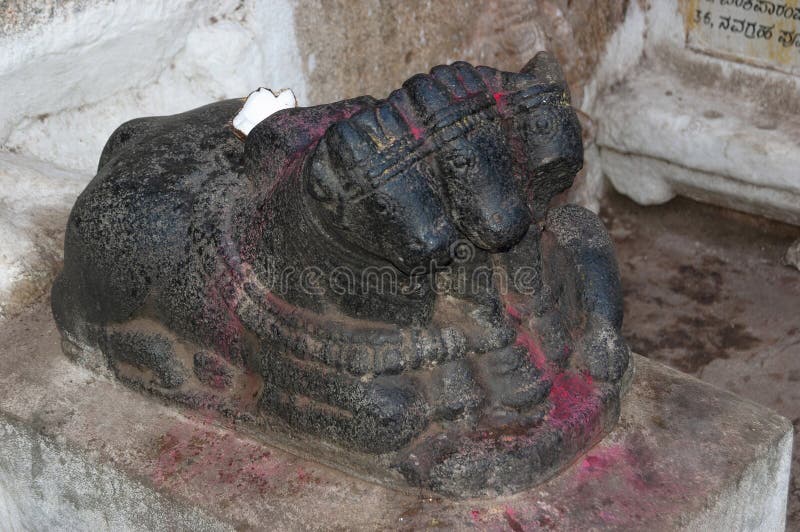 Τρία διεύθυναν τον ταύρο Nandi, Hampi, Karnataka, Ινδία στοκ εικόνες με δικαίωμα ελεύθερης χρήσης Τρία διεύθυναν τον ταύρο Nandi, Hampi, Karnataka, Ινδία στοκ εικόνες με δικαίωμα ελεύθερης χρήσης