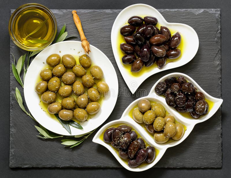 Τρία είδη επιλεγμένων ελιών και ελαιολάδου στοκ φωτογραφία με δικαίωμα ελεύθερης χρήσης Τρία είδη επιλεγμένων ελιών και ελαιολάδου στοκ φωτογραφία με δικαίωμα ελεύθερης χρήσης