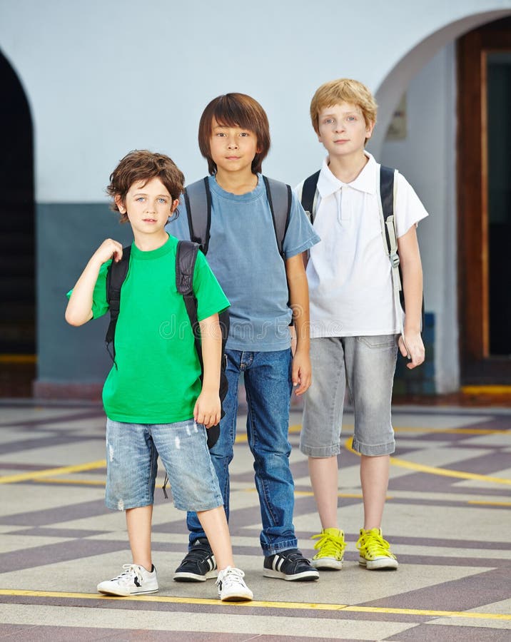 Τρία παιδιά στο δημοτικό σχολείο