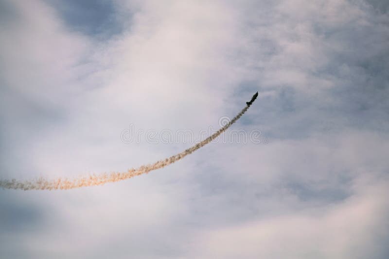 Τρίτο AirFestival στο αεροδρόμιο Chaika Το αεροπλάνο αναρριχείται και αφήνει το σε ένα μακροχρόνιο λοφίο του καπνού στοκ εικόνες Τρίτο AirFestival στο αεροδρόμιο Chaika Το αεροπλάνο αναρριχείται και αφήνει το σε ένα μακροχρόνιο λοφίο του καπνού στοκ εικόνες