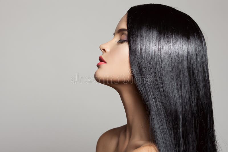 τρίχωμα Όμορφο κορίτσι brunette Υγιής μακρυμάλλης στοκ φωτογραφίες