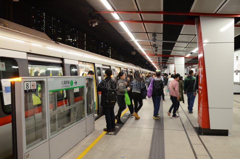 Τραίνο MTR στο σταθμό στο Χονγκ Κονγκ στοκ φωτογραφία Τραίνο MTR στο σταθμό στο Χονγκ Κονγκ στοκ φωτογραφία