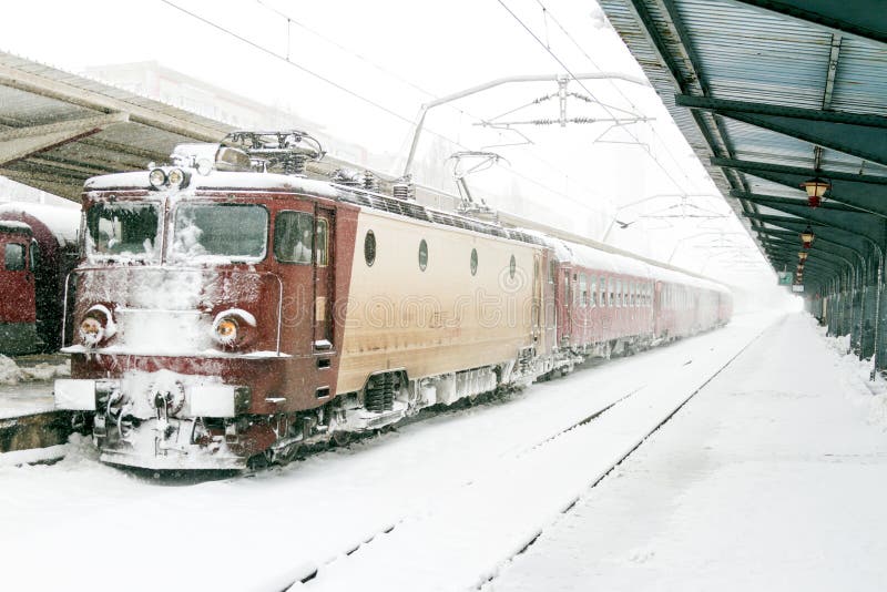 Τραίνο National Railway Company (CFR) που έφθασε κατά τη διάρκεια μιας θύελλας χιονιού στοκ εικόνες με δικαίωμα ελεύθερης χρήσης Τραίνο National Railway Company (CFR) που έφθασε κατά τη διάρκεια μιας θύελλας χιονιού στοκ εικόνες με δικαίωμα ελεύθερης χρήσης