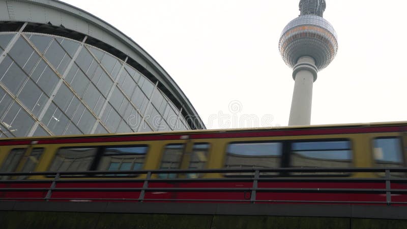 Τραίνο που αφήνει το σταθμό Alexanderplatz από τον τηλεοπτικό πύργο, Βερολίνο, Γερμανία