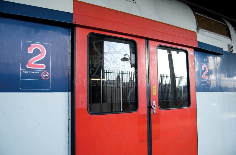 The RER (RÃ©seau Express RÃ©gional or Regional Express Network) is a rapid rail transit system serving Paris and its suburbs. The RER network consists of five lines: A, B, C, D and E and offers connections with the Paris MÃ©tro. The RER (RÃ©seau Express RÃ©gional or Regional Express Network) is a rapid rail transit system serving Paris and its suburbs. The RER network consists of five lines: A, B, C, D and E and offers connections with the Paris MÃ©tro.