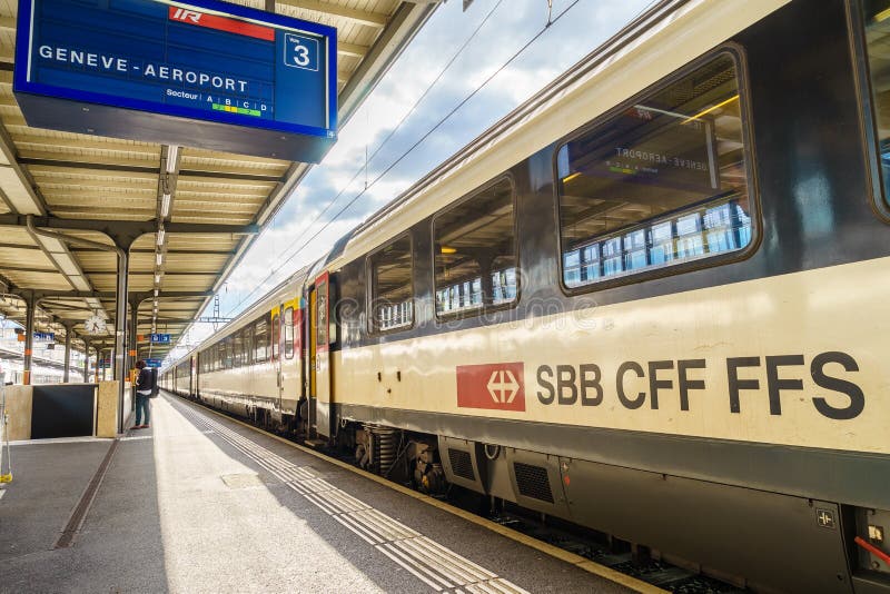 Τραίνο υψηλής ταχύτητας στο σταθμό τρένου geneve-Cornavin στοκ εικόνα Τραίνο υψηλής ταχύτητας στο σταθμό τρένου geneve-Cornavin στοκ εικόνα