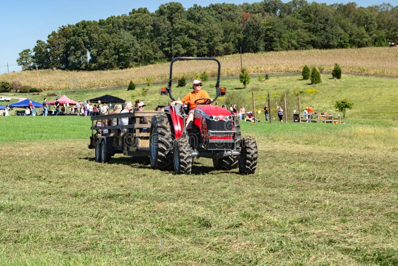 Τρακτέρ Hayride φθινοπώρου στοκ φωτογραφία Τρακτέρ Hayride φθινοπώρου στοκ φωτογραφία