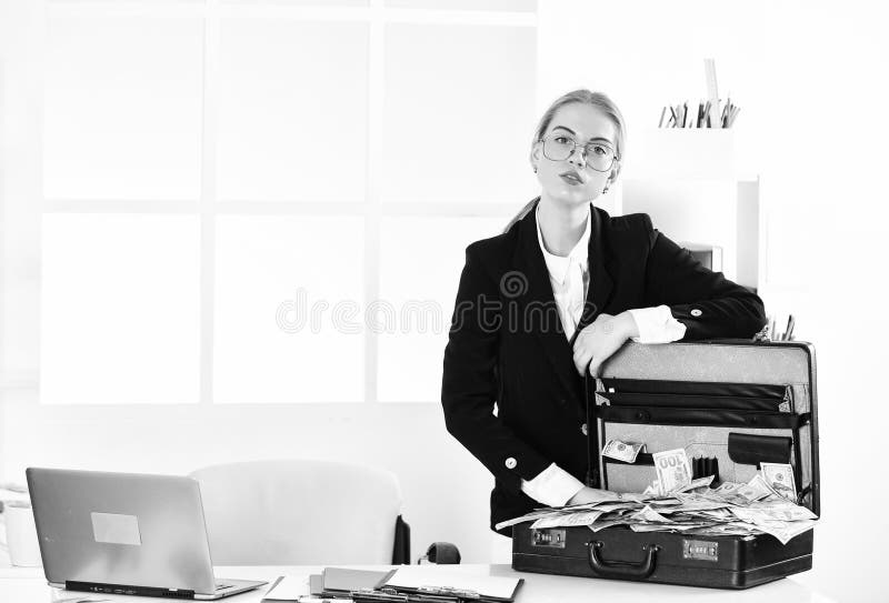τραπεζογραμμάτια. γυναίκα έχει επιχειρηματική επιτυχία. επιτυχημένη επιχειρηματίας με υπόθεση. κέρδη στο διαδίκτυο από πλαστά χρήμ στοκ εικόνες με δικαίωμα ελεύθερης χρήσης