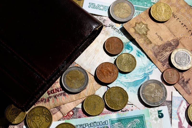 Τραπεζογραμμάτια νομισμάτων και μαύρο πορτοφόλι δέρματος Οικονομικό υπόβαθρο στοκ φωτογραφίες Τραπεζογραμμάτια νομισμάτων και μαύρο πορτοφόλι δέρματος Οικονομικό υπόβαθρο στοκ φωτογραφίες