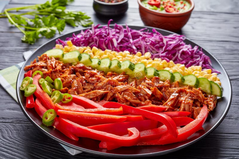 Τργμένη Bbq σαλάτα χοιρινού κρέατος, τοπ άποψη στοκ εικόνα με δικαίωμα ελεύθερης χρήσης Τργμένη Bbq σαλάτα χοιρινού κρέατος, τοπ άποψη στοκ εικόνα με δικαίωμα ελεύθερης χρήσης