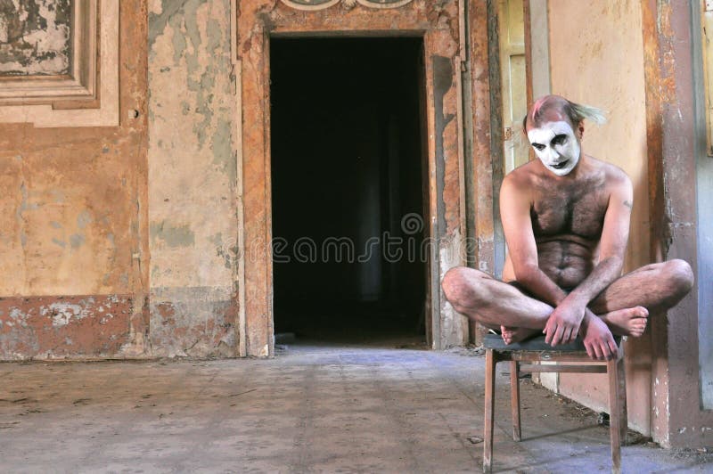 Τρελλό άτομο γυμνό σε ένα εγκαταλειμμένο σπίτι στην Ιταλία Τρελλό άτομο γυμνό σε ένα εγκαταλειμμένο σπίτι στην Ιταλία