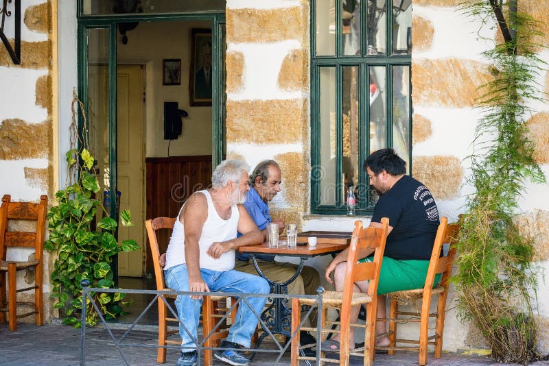 Τρεις ηληκιωμένοι που κάθονται στο ελληνικό τάβλι taverna και παιχνιδιού στοκ εικόνα με δικαίωμα ελεύθερης χρήσης Τρεις ηληκιωμένοι που κάθονται στο ελληνικό τάβλι taverna και παιχνιδιού στοκ εικόνα με δικαίωμα ελεύθερης χρήσης